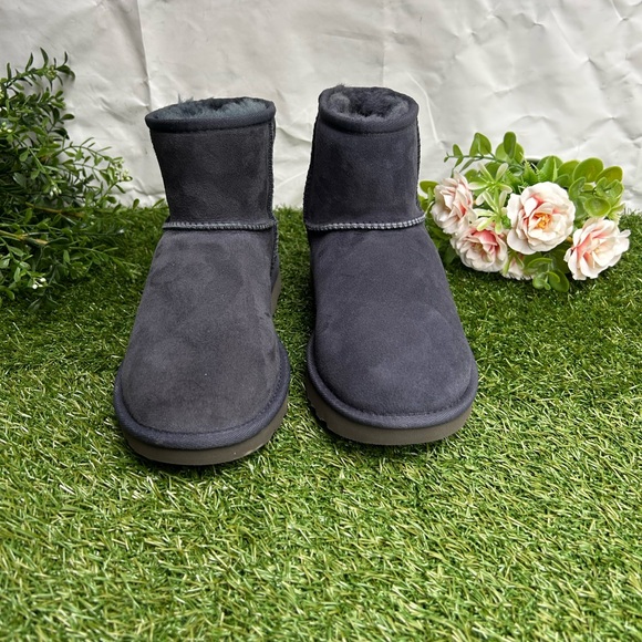 UGG
Classic Mini II Boot
$160 size 6 Color: Eve Blue NEW / store display - Picture 16 of 16